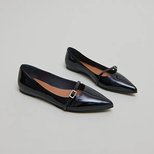 Ballet flats with adjustable buckles in black patent