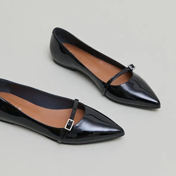 Ballet flats with adjustable buckles in black patent