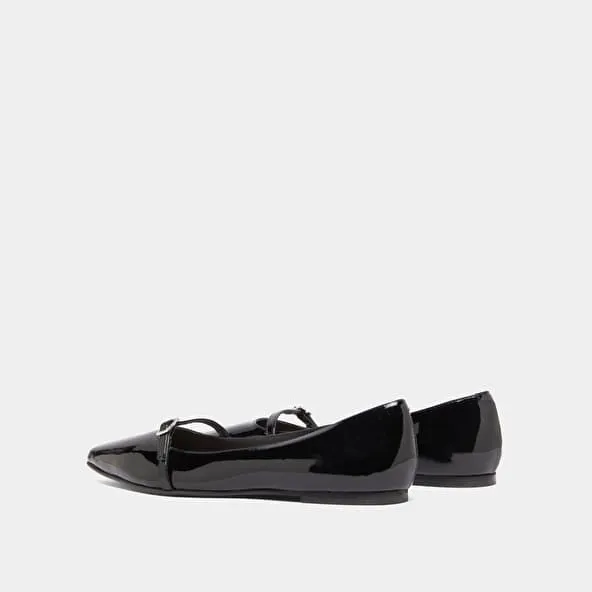 Ballet flats with adjustable buckles in black patent