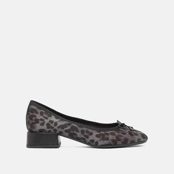 Ballet flats with small heels in gray leopard