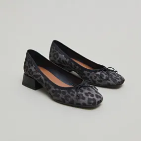 Ballet flats with small heels in gray leopard