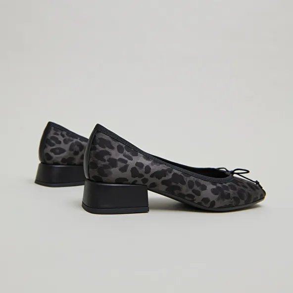 Ballet flats with small heels in gray leopard