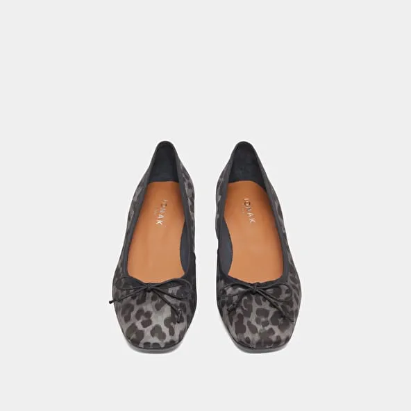 Ballet flats with small heels in gray leopard