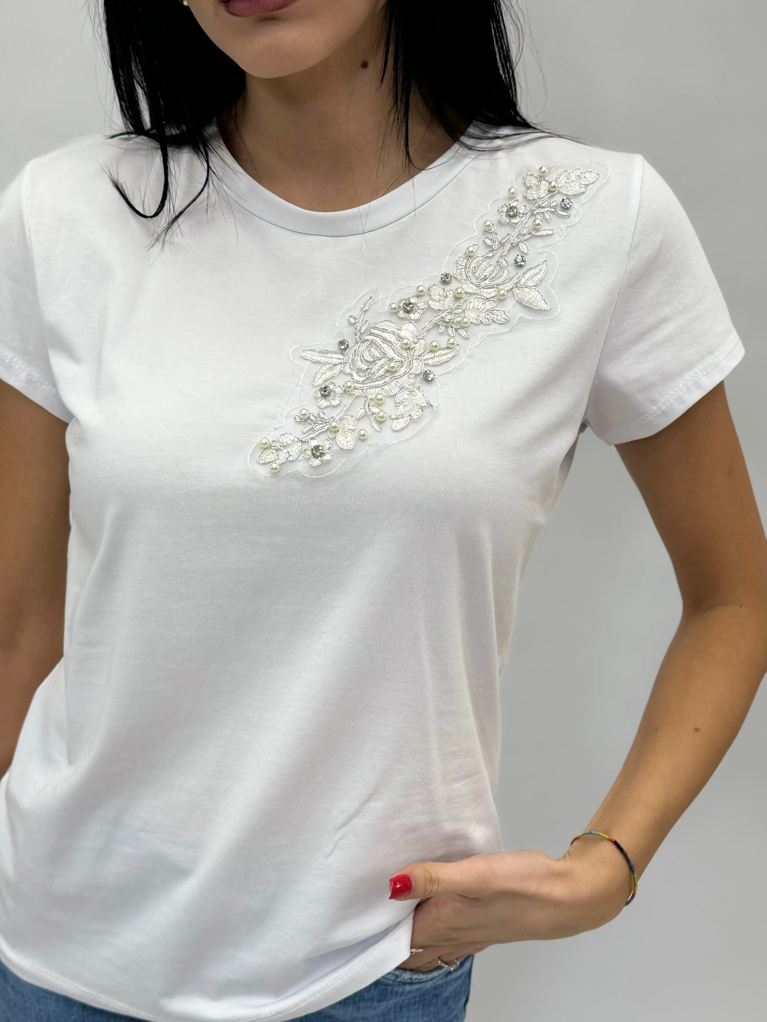 T-shirt in cotone con dettagli gioielli